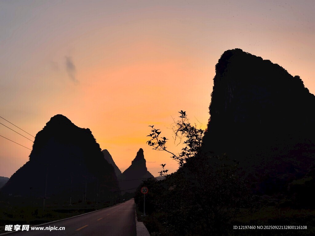 夕陽(yáng)下的山間公路美景