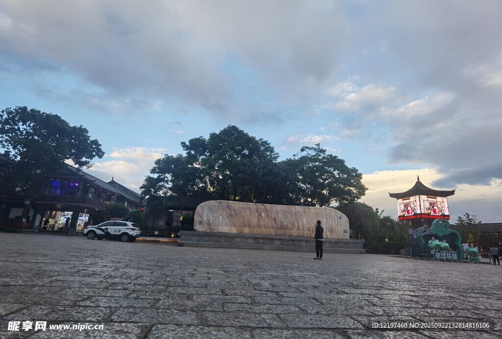 古廣場景致天空樹木建筑