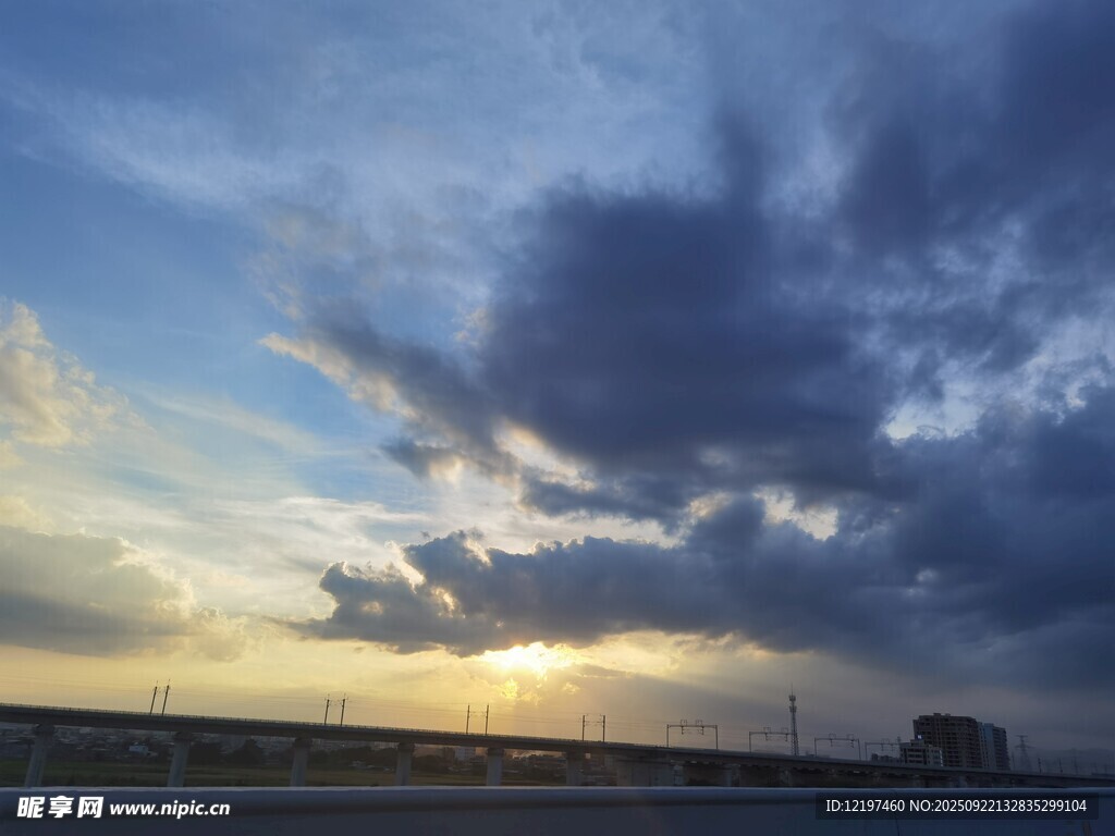 夕陽下的公路與厚重云層