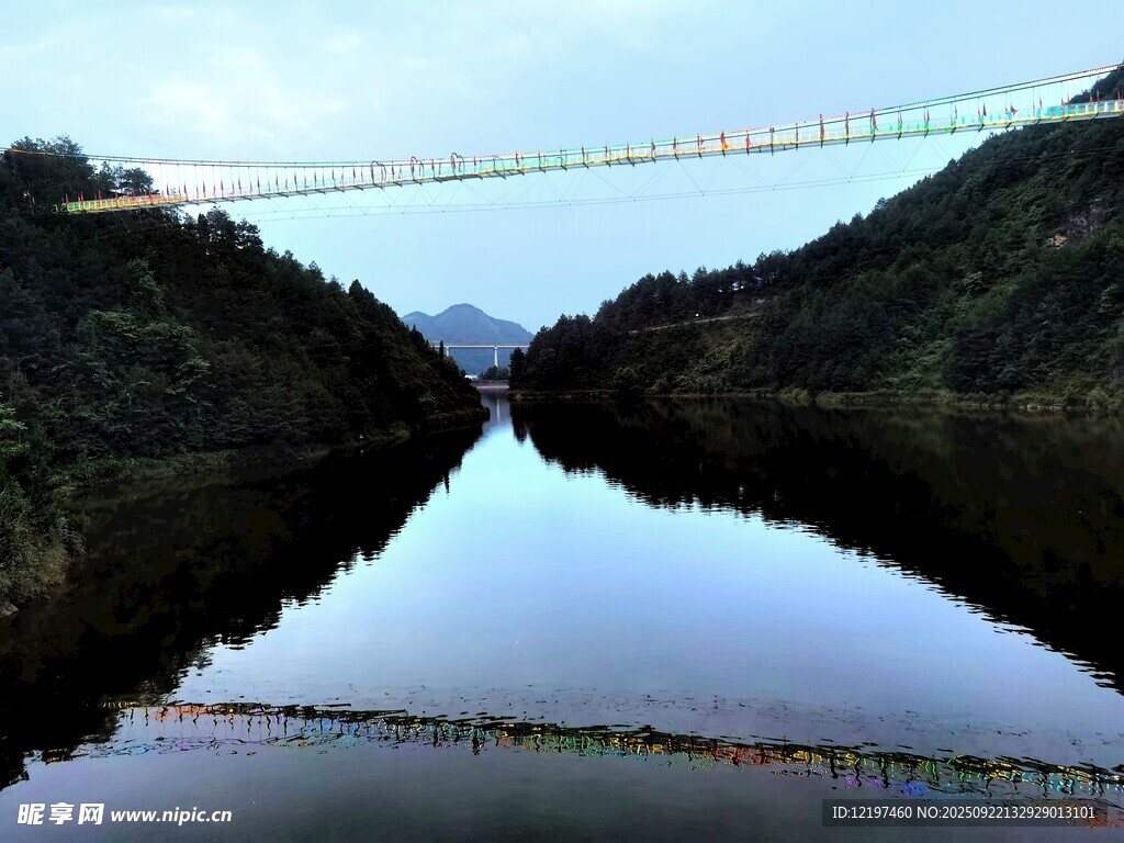 山谷間的寧靜懸索橋景觀