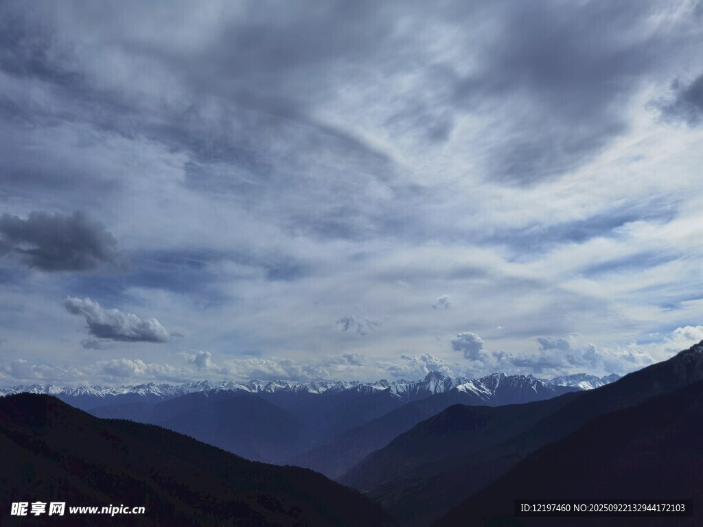 云霧繚繞的壯麗山脈景觀