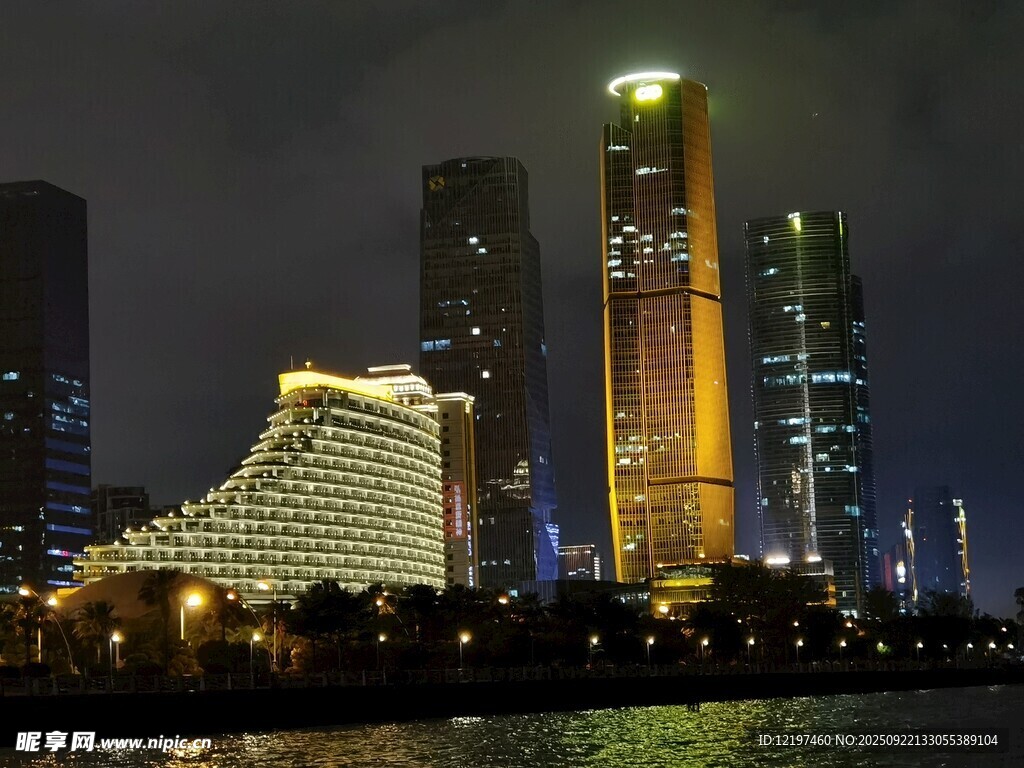 城市璀璨夜景高樓林立
