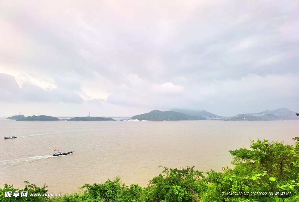 江邊綠意盎然的開(kāi)闊景致
