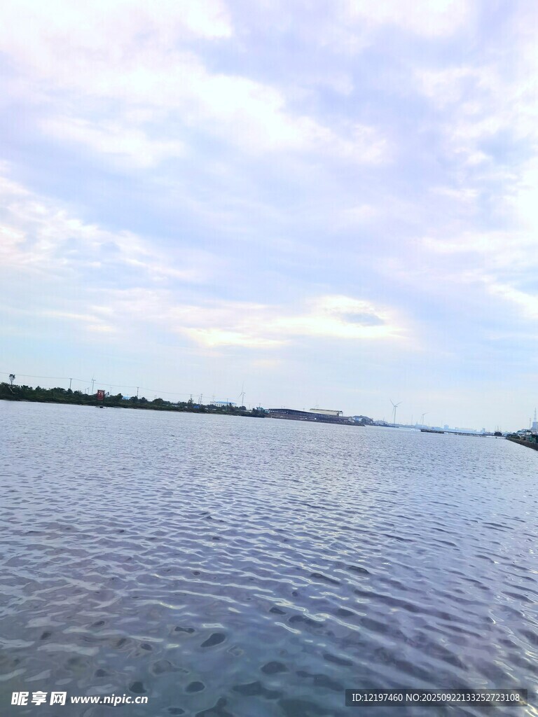 寧靜湖面與藍天白云