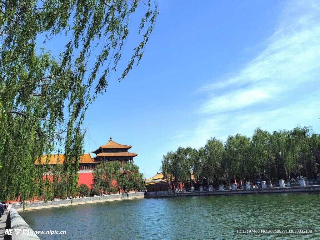 湖畔古建筑與垂柳美景
