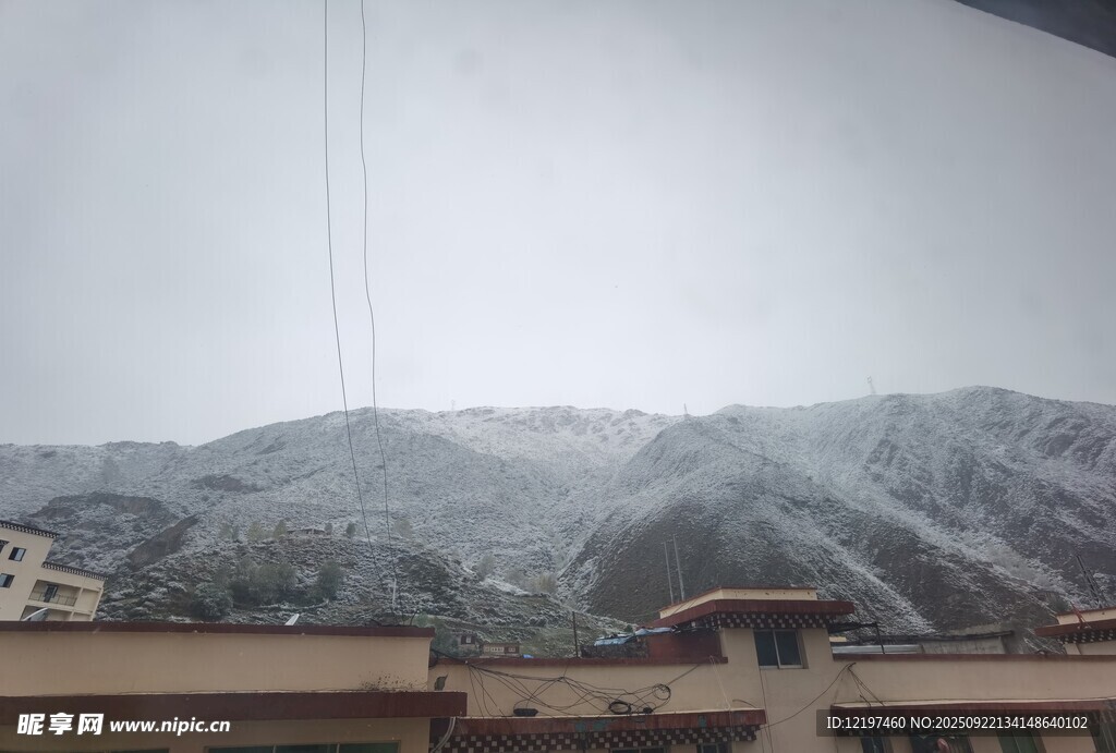 雪覆山巒下的城鎮(zhèn)景象