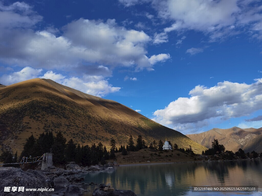 湖畔山巒美景