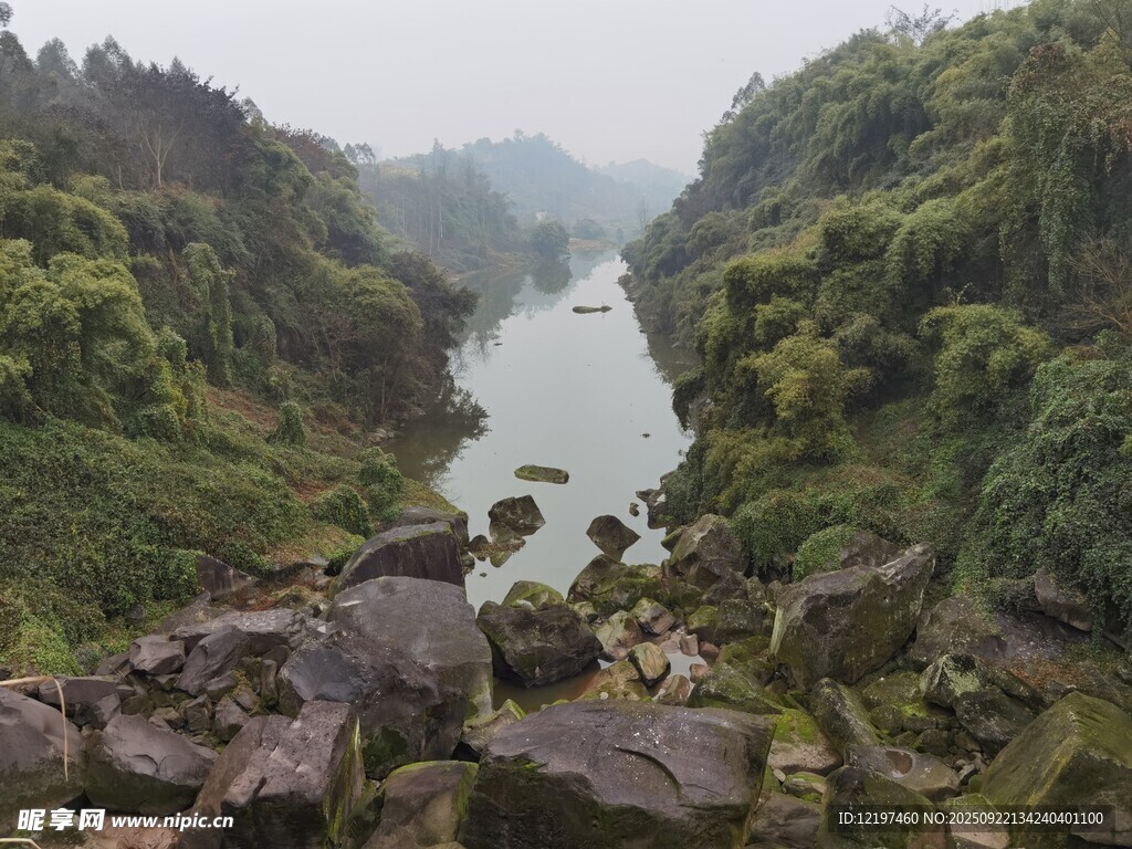 山間河谷美景