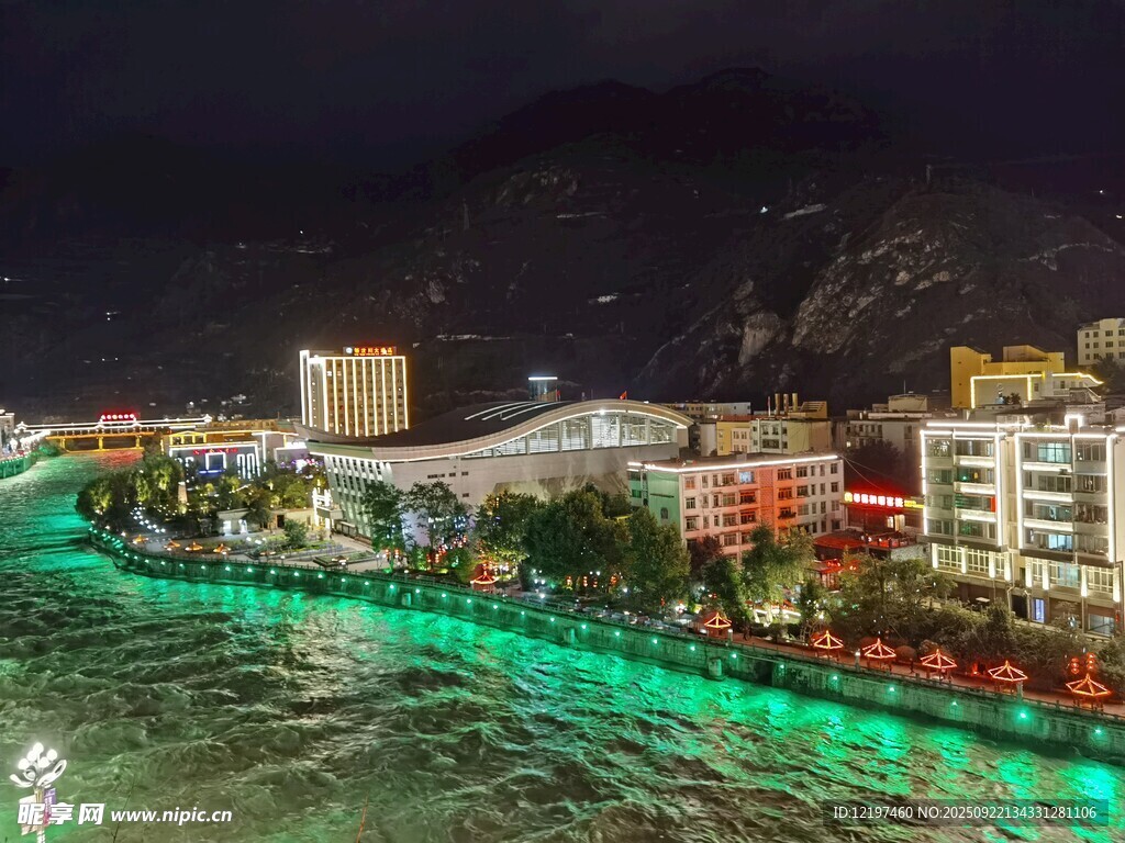 海濱城市璀璨夜景