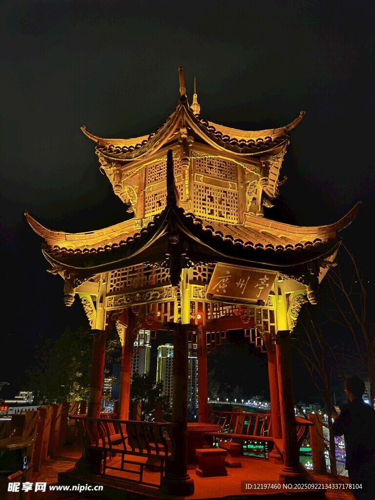 古亭夜景燈火璀璨映夜色