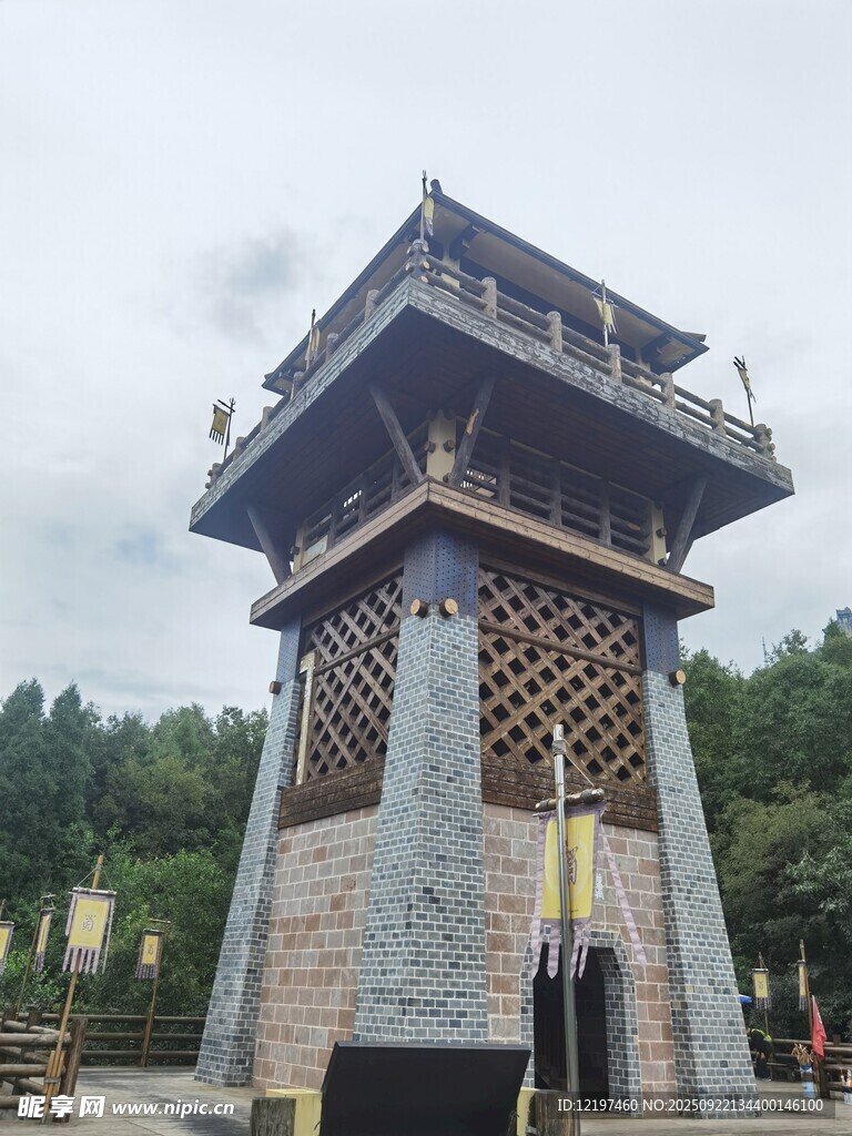 古樸多層塔樓建筑景觀