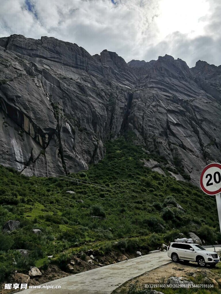 山間公路旁的壯麗山景