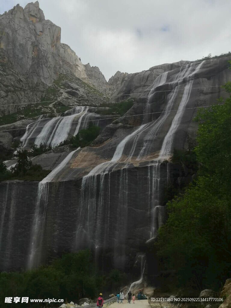 壯觀高山瀑布自然美景