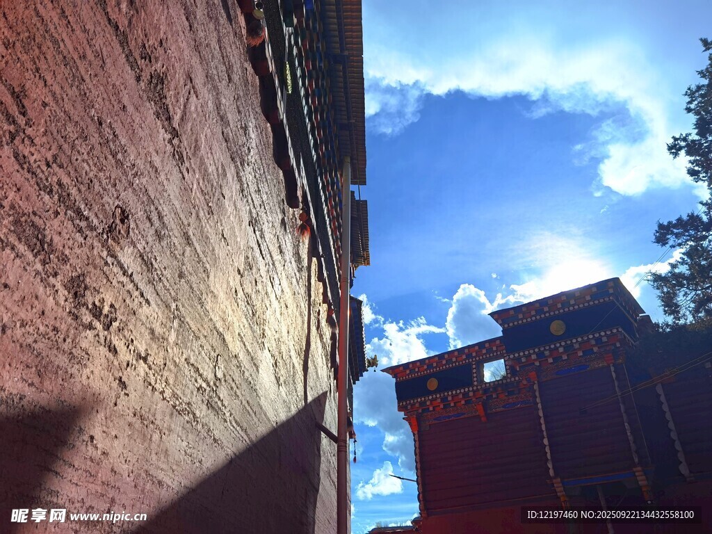 古老磚墻與藍(lán)天建筑景致