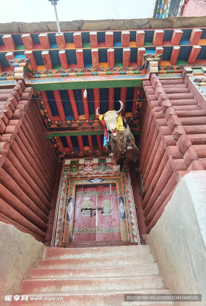 藏式建筑內(nèi)的彩色樓梯