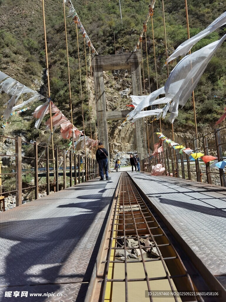 山間鐵軌旁的經(jīng)幡景觀