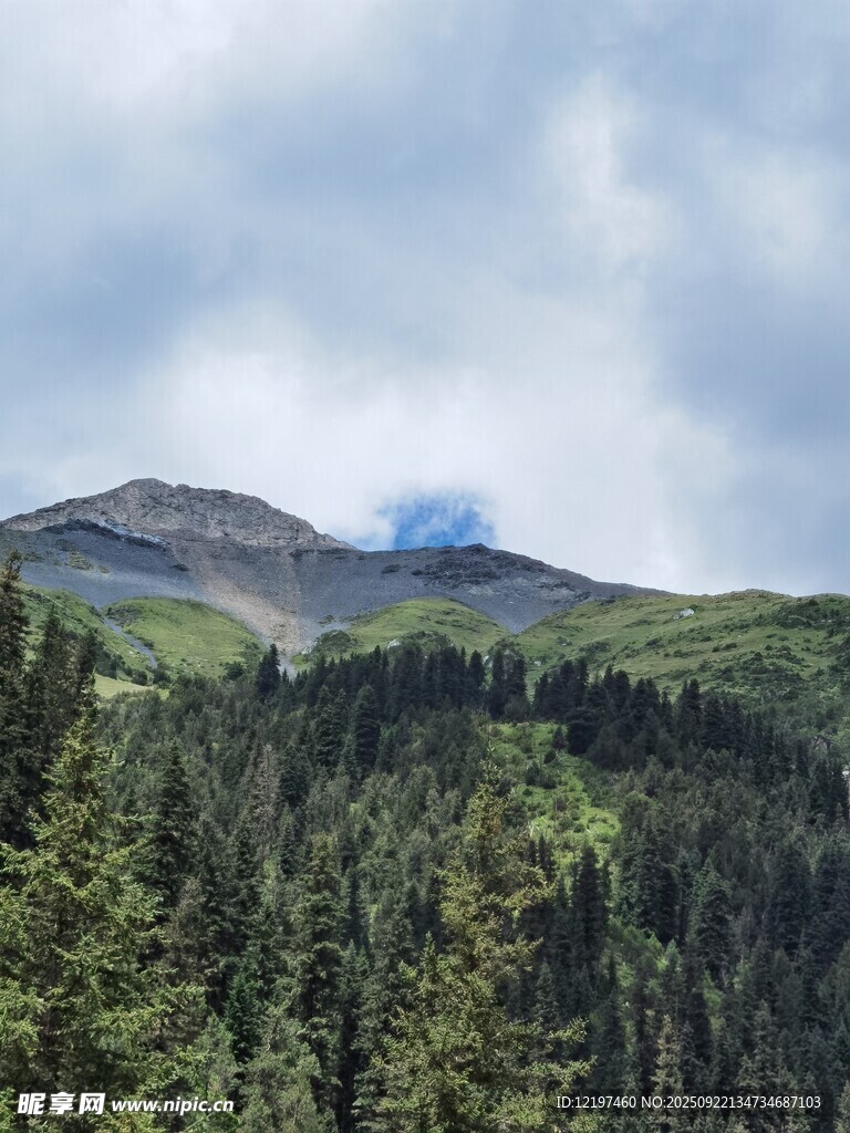 山林間的青翠山巒與藍(lán)天