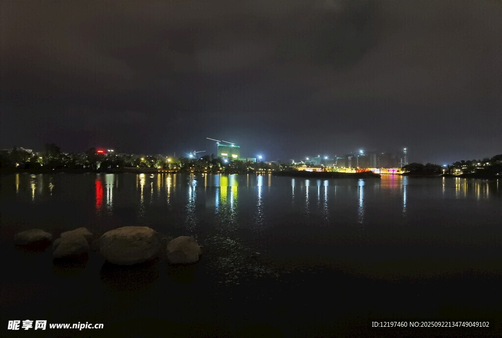 城市夜景湖面倒影燈光美