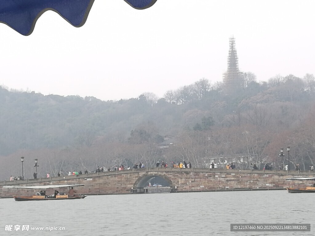 湖畔遠山景朦朧塔影現(xiàn)