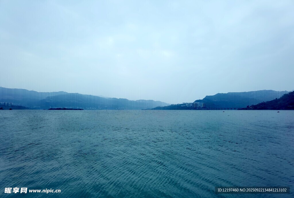 寧?kù)o湖景遠(yuǎn)山近水