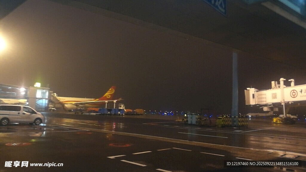 夜間機(jī)場(chǎng)停機(jī)坪景象