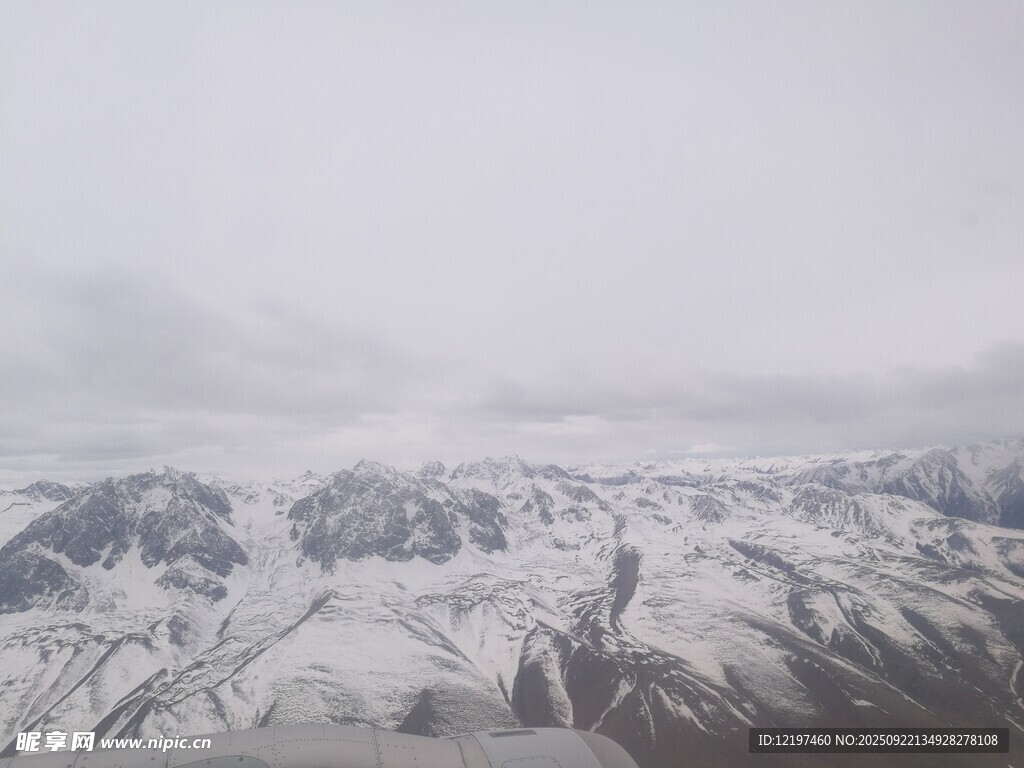 雪山云霧繚繞壯麗景觀