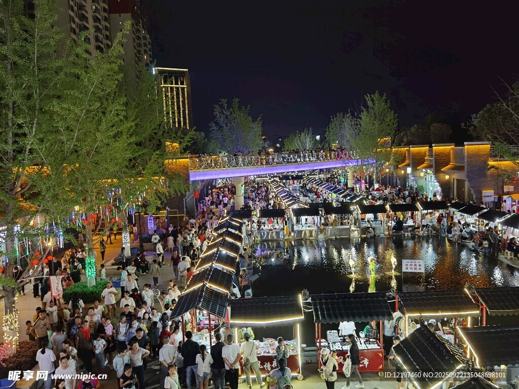熱鬧的夜間廣場(chǎng)活動(dòng)場(chǎng)景