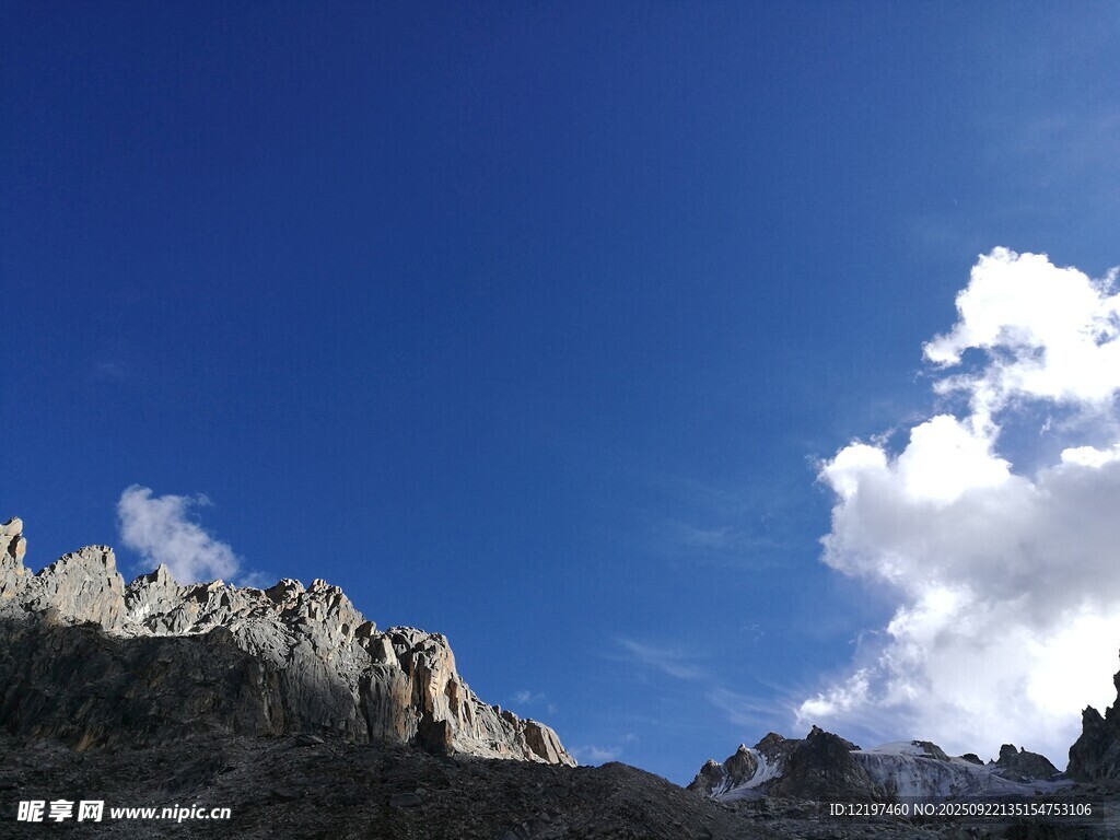 藍(lán)天雪山壯麗自然景觀