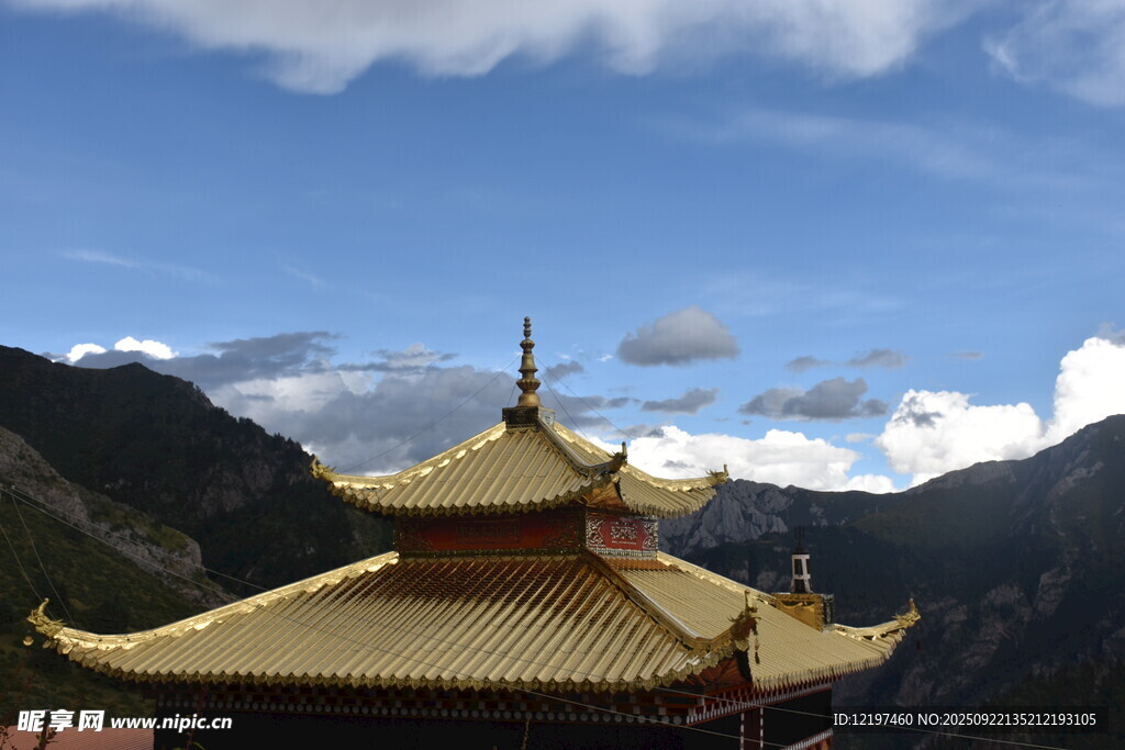 金頂寺廟映于山巒藍天