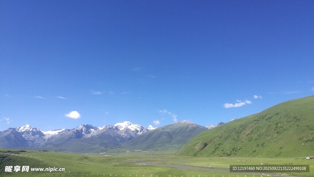 藍(lán)天綠野間的壯美山景