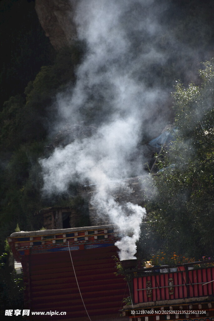 山間寺廟煙霧繚繞之景