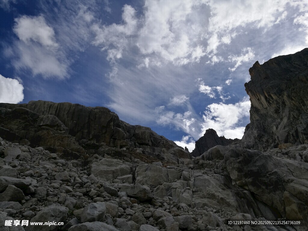山間碎石與藍(lán)天白云景觀