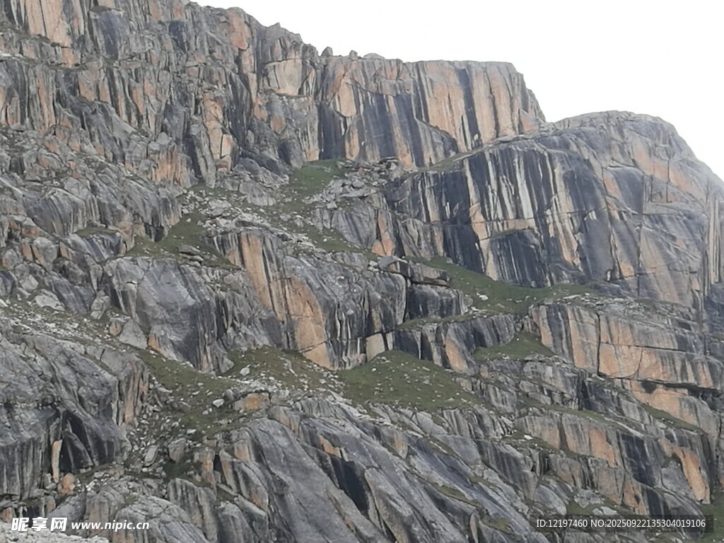 壯麗陡峭的巖石山峰
