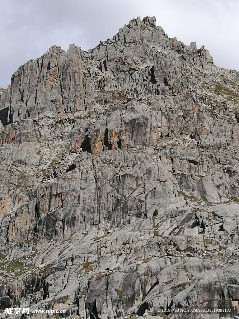 巍峨嶙峋的巖石山峰