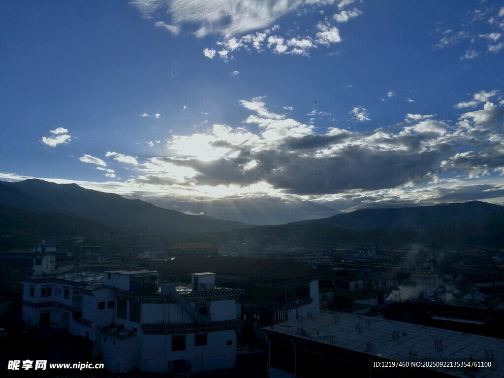 山間城鎮(zhèn)藍(lán)天美景