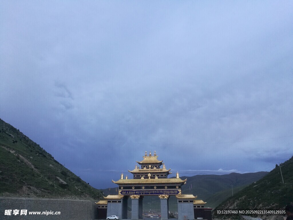高山下的壯麗古典建筑