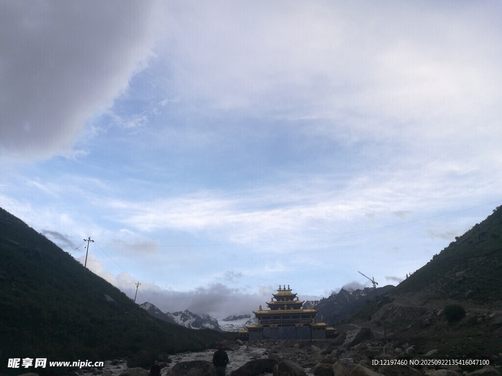 山間景致云霧繚繞之美