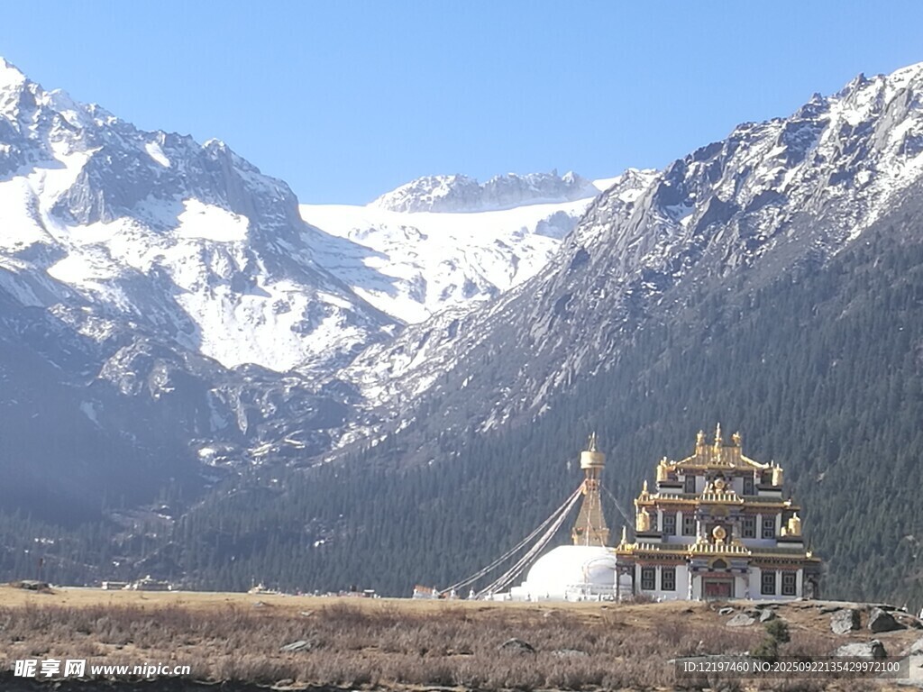 雪山下的壯麗藏式建筑