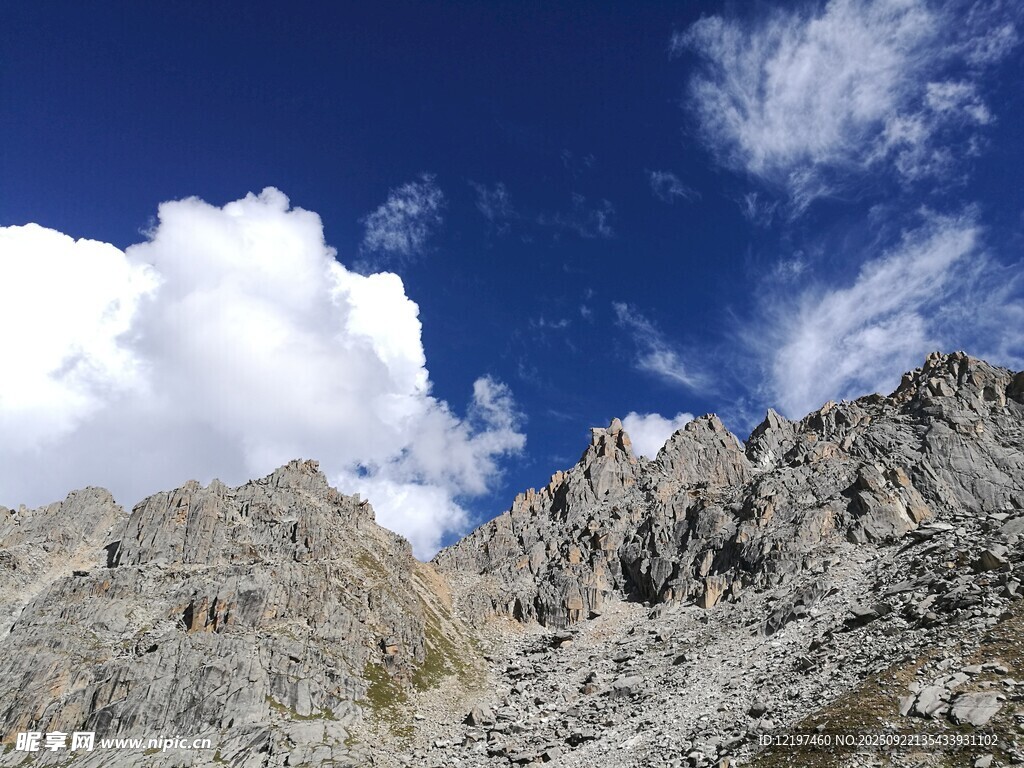 藍(lán)天白云下的巍峨山峰