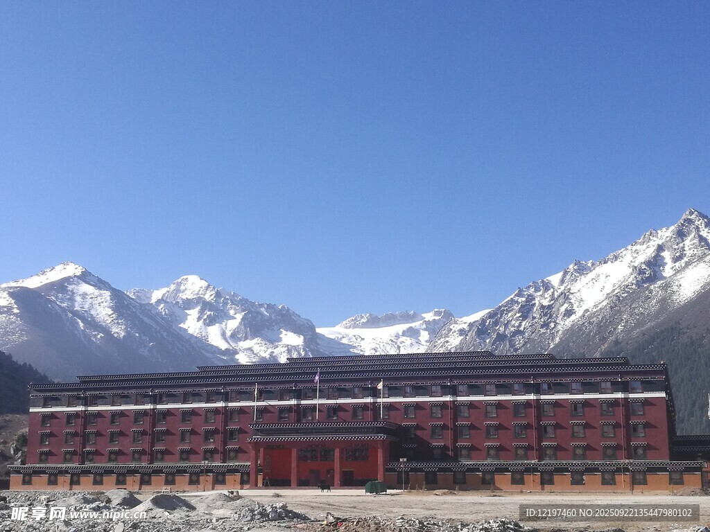 雪山下的紅色建筑景觀