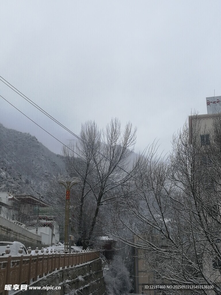 雪后山間景色
