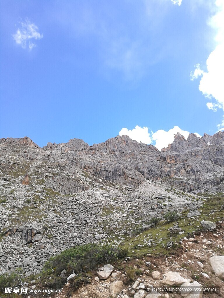 壯麗山景藍天白云相伴
