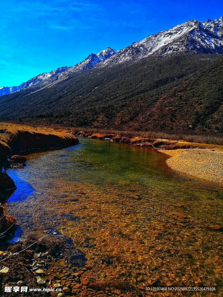 山間清澈溪流與雪山美景