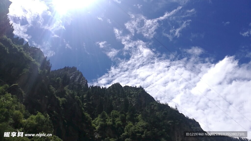 山間藍(lán)天美景