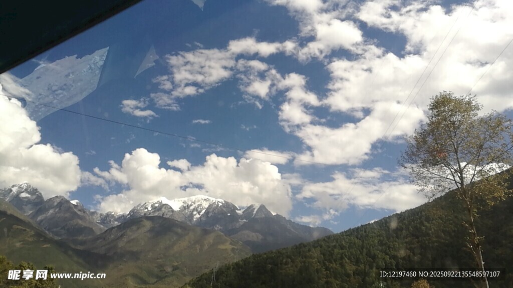 藍(lán)天白云下的秀麗山景
