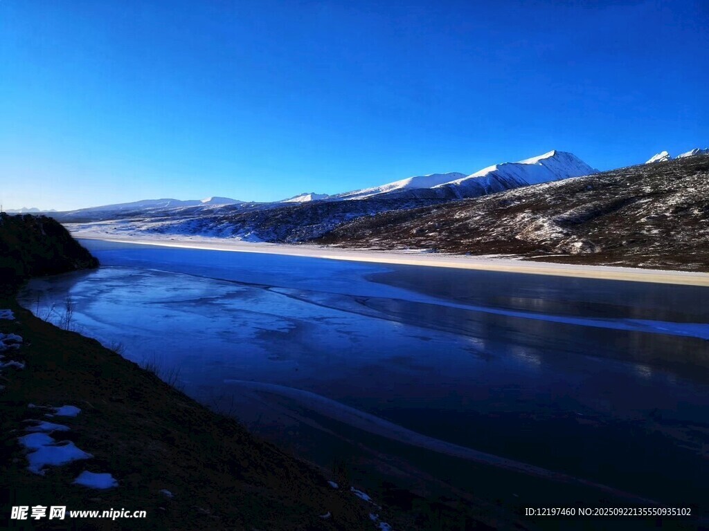 壯麗山河間的靜謐湖水