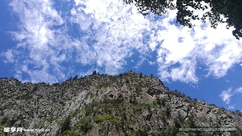 藍天白云下的巍峨山峰
