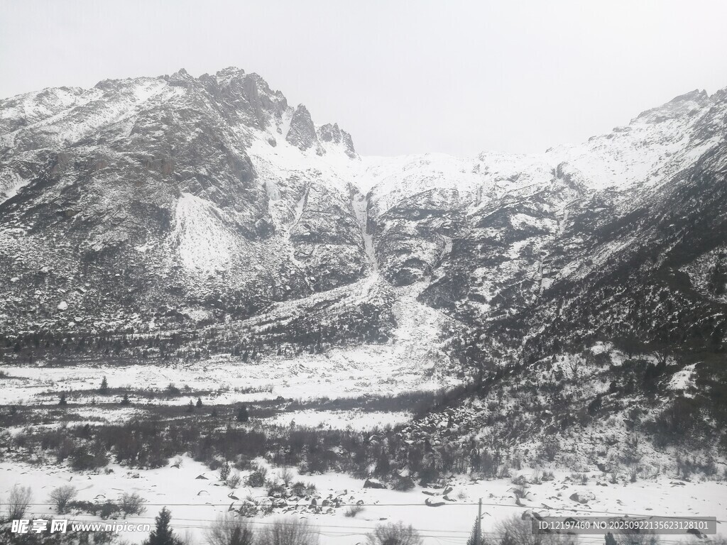 黑白山間湖泊風(fēng)景圖