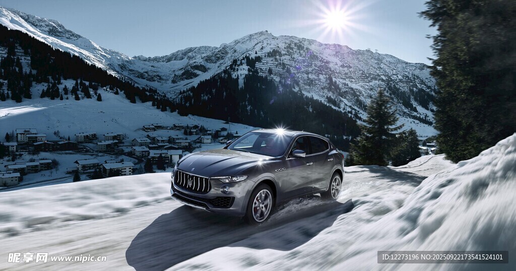 雪地中的越野汽車
