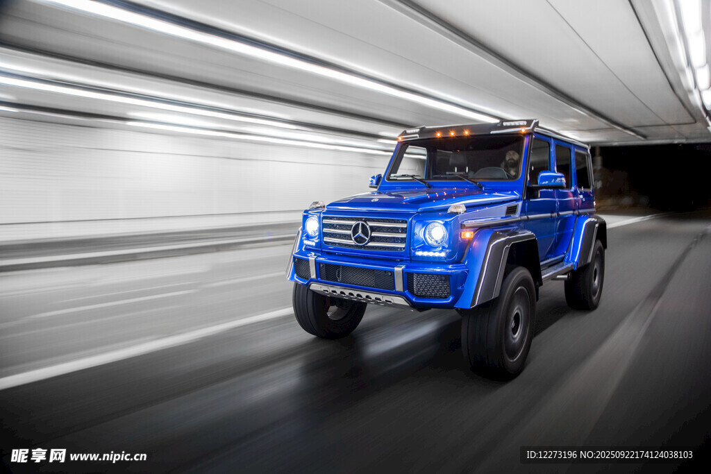 藍色越野汽車高速行駛